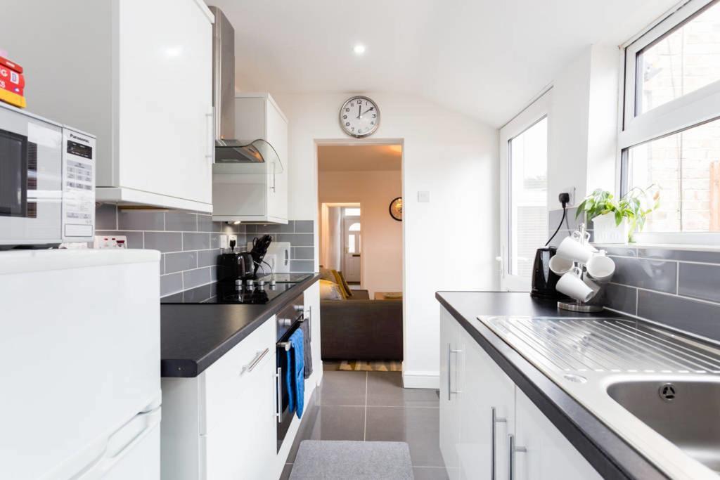 Ashton House - Stylish 2 Bedroom House, Close To Luton Town Center & Airport Экстерьер фото